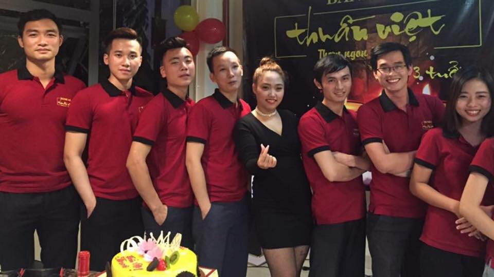 áo thun quán cafe màu đỏ đô
